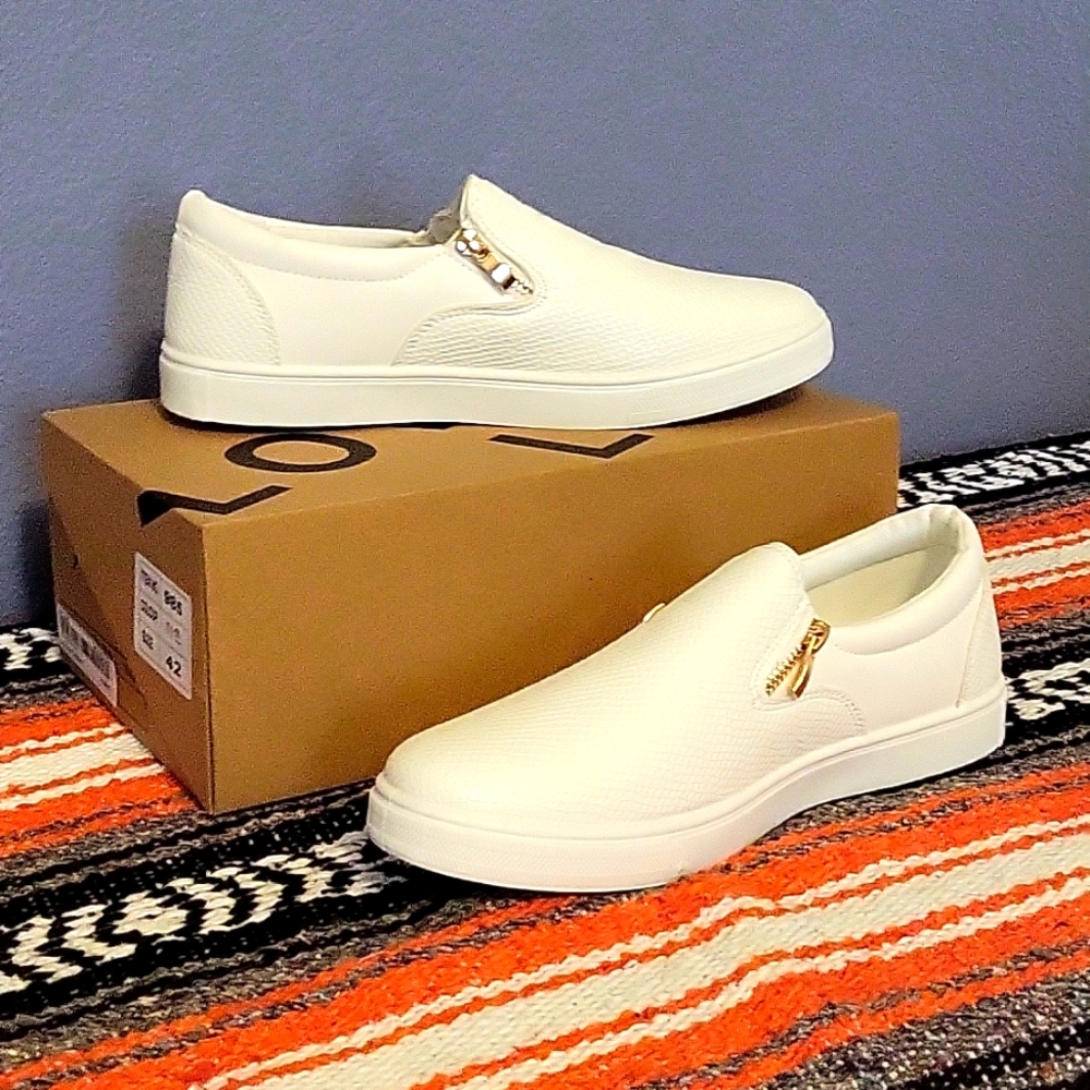 Mens size 9.5 slip on loafers